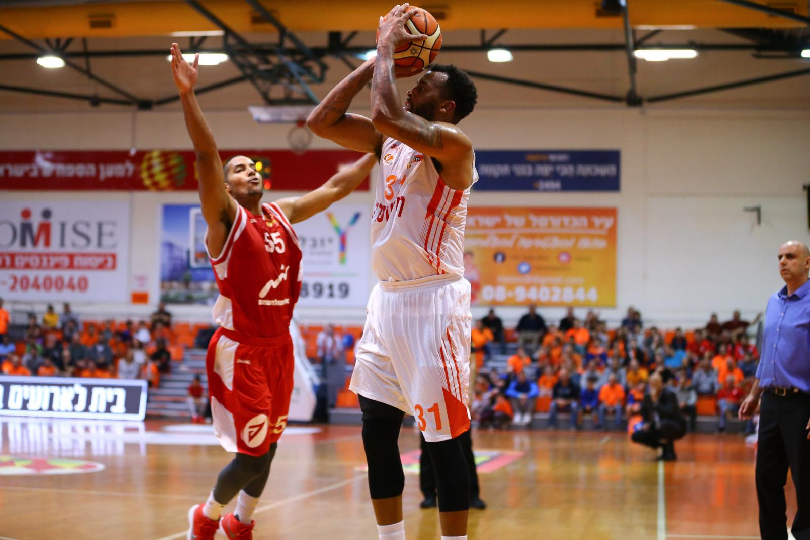 דקוואן קוק קולע מול חנן קולמן בנס ציונה. 30 נקודות! (צילום: לירון מולדובן, באדיבות מנהלת הליגה)